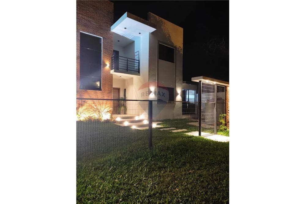 Casa con amplios espacios estilo minimalista, foto 2