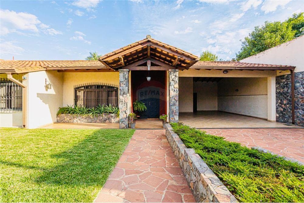 Vendo amplia casa en Recoleta - Asunción