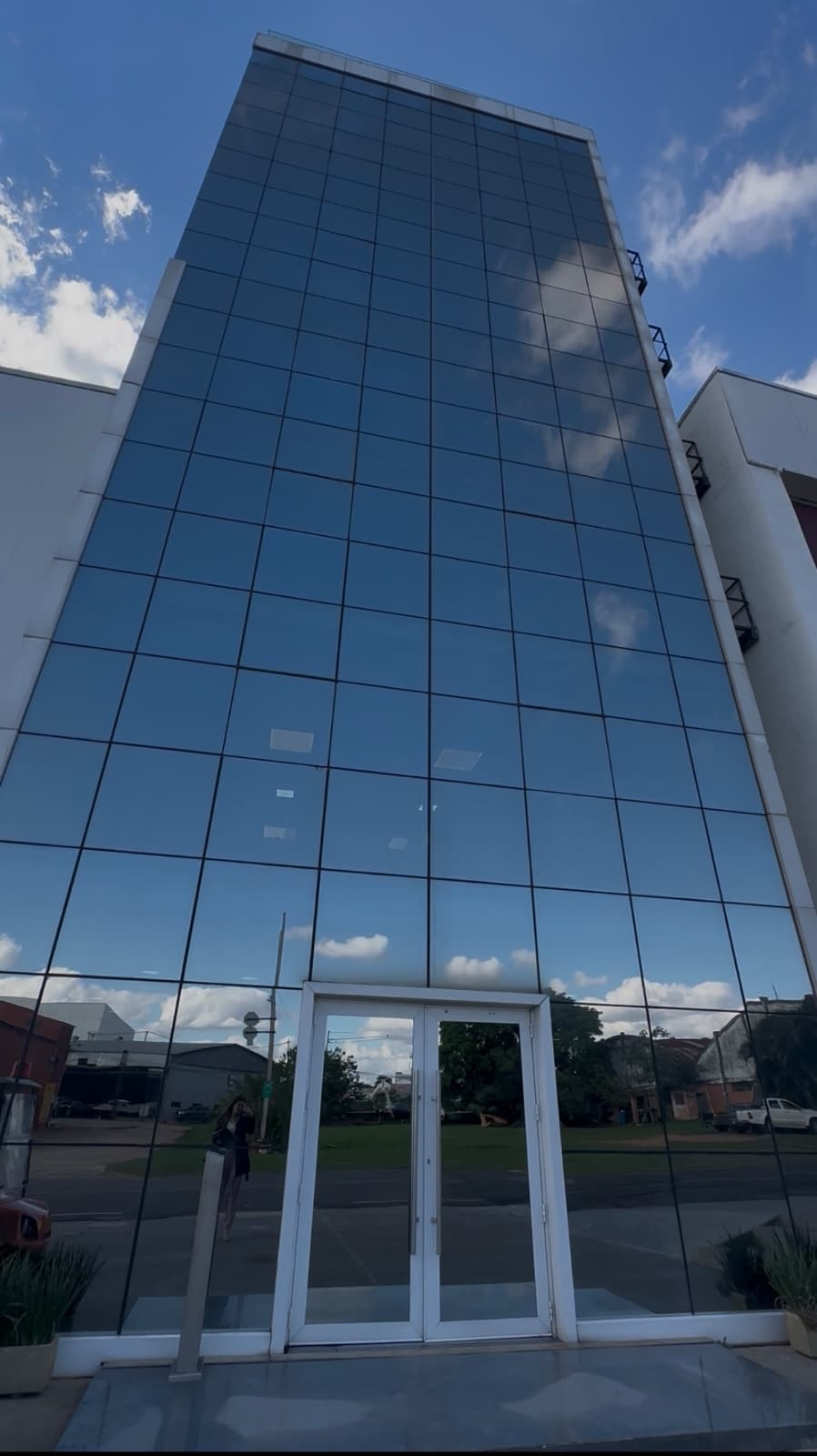 Alquilo piso completo para oficina en edificio helitactica