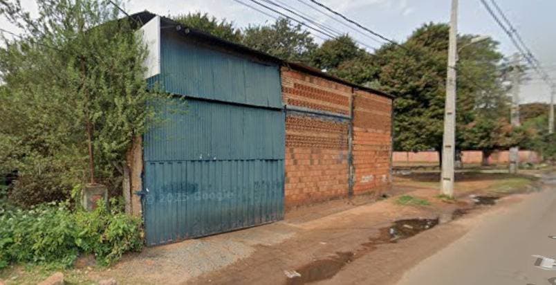 Vendo amplio terreno con construccion en San Lorenzo