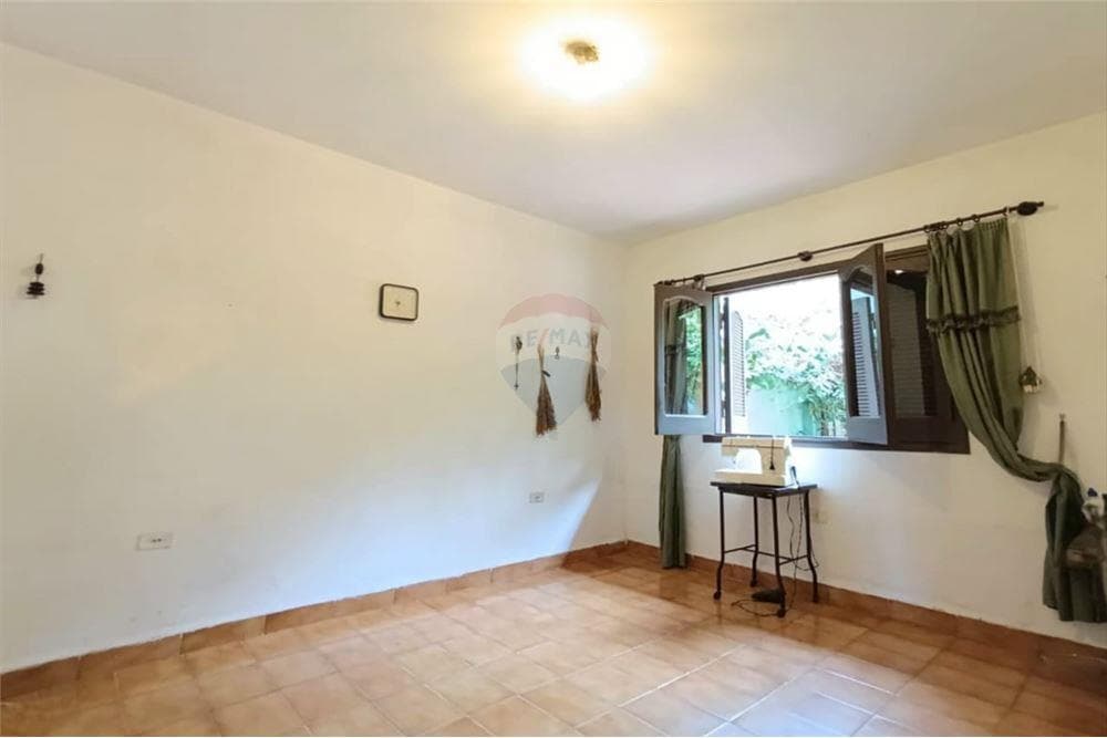 Residencia en amplio terreno con piscina en lambare, foto 4