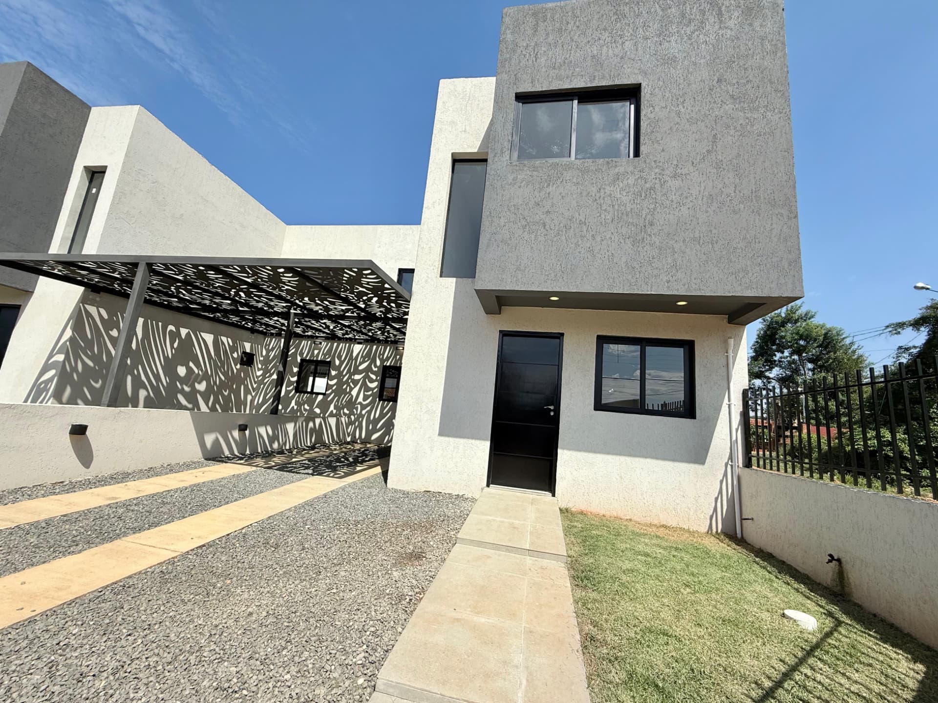Duplex premium en alquiler y venta en Luque barrio Laurelty