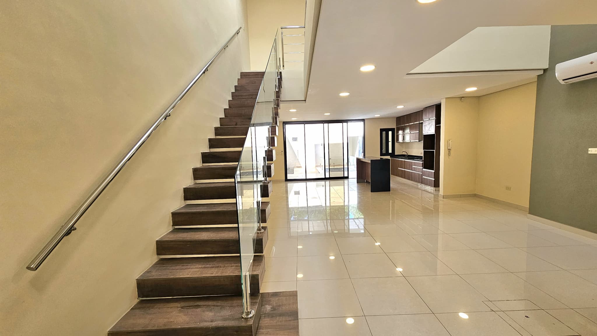 En Venta elegante y sofisticado dúplex Zona Conmebol en la ciudad de Luque, foto 4