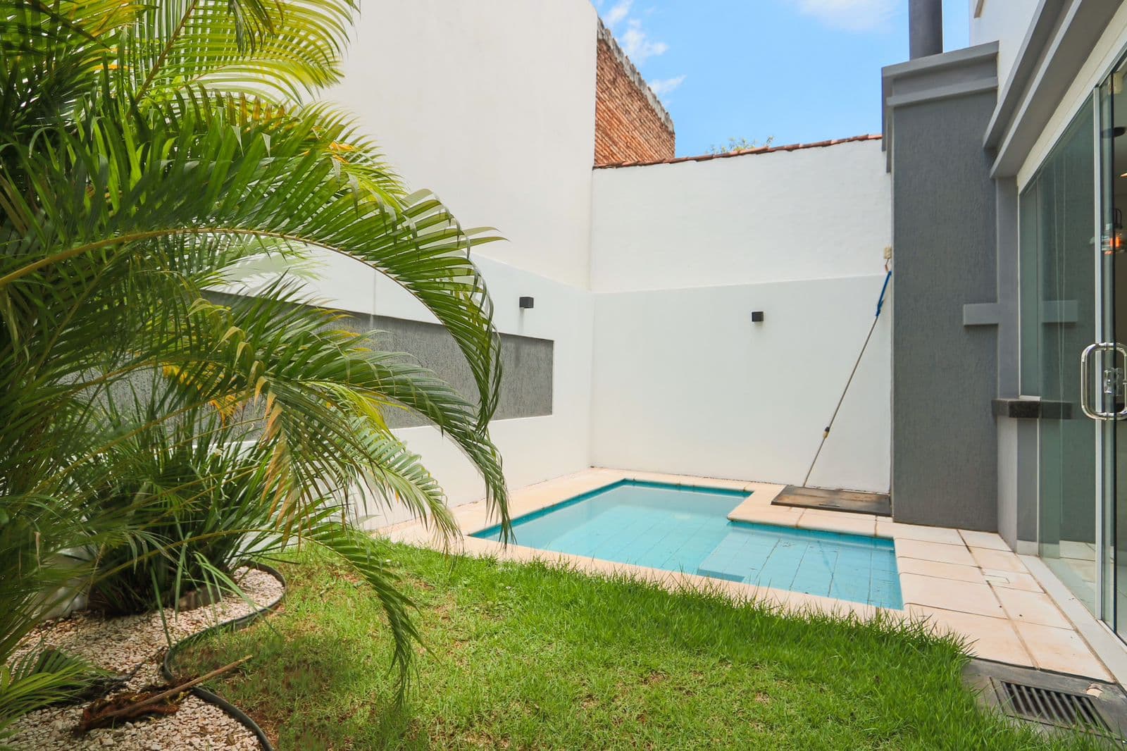 Alquilo duplex en barrio mburucuya