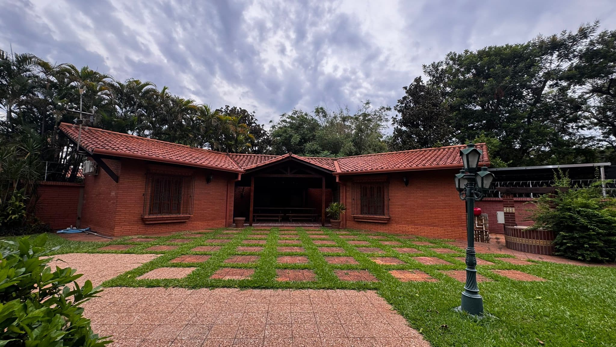Residencia Premium o Sede Corporativa en Inmejorable Ubicación Ycua Satí — foto 4