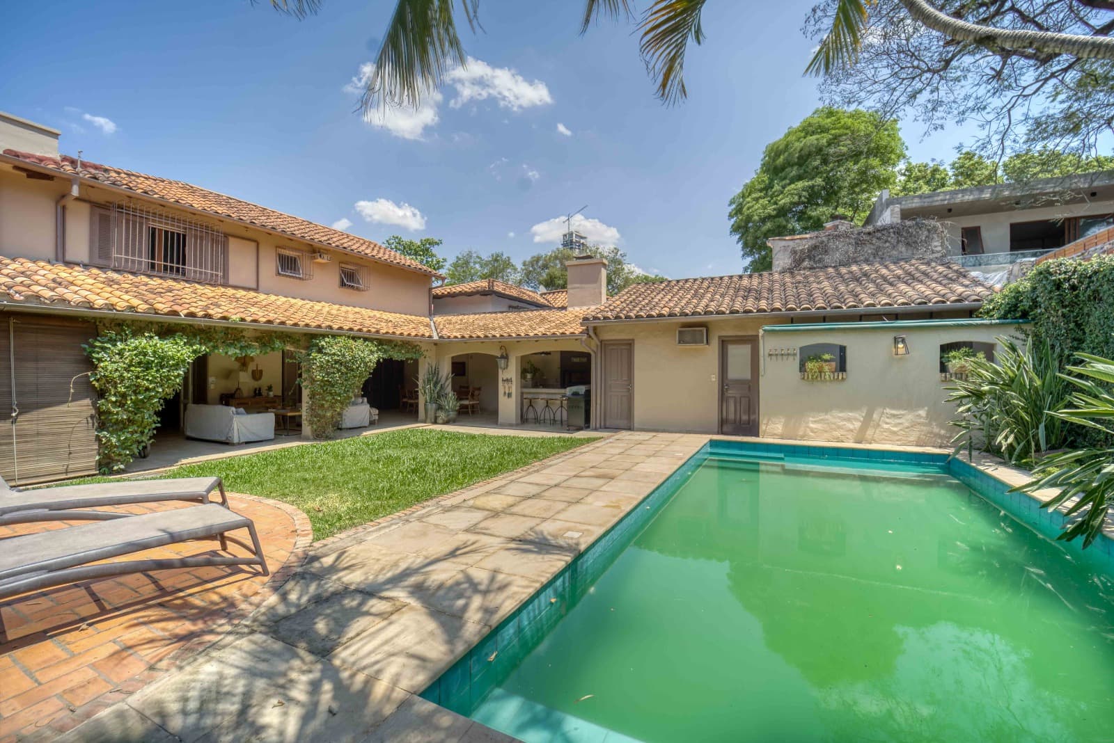 Vendo Hermosa residencia en el barrio Mburucuya
