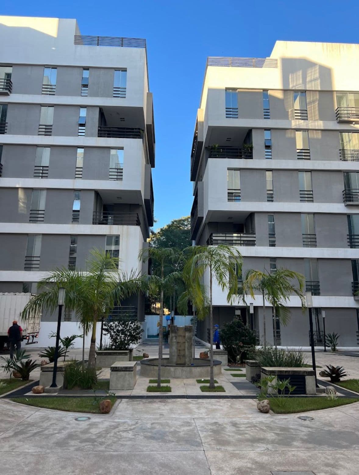 Alquilo departamento amoblado en complejo residencial Lambaré