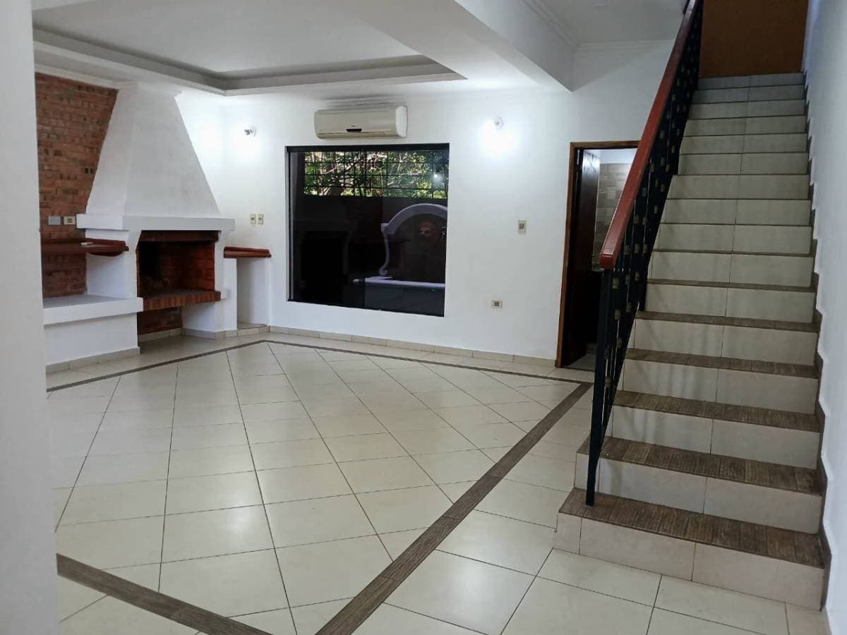 Vendo dúplex de 4 dormitorios barrio laurelty de Luque