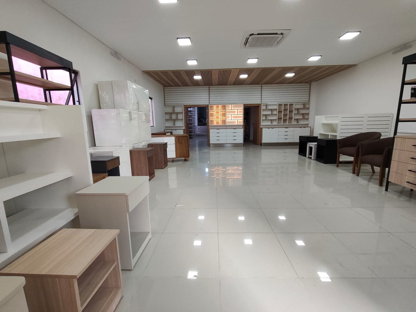 Salón comercial amoblado a estrenar sobre la av. Artigas, foto 3