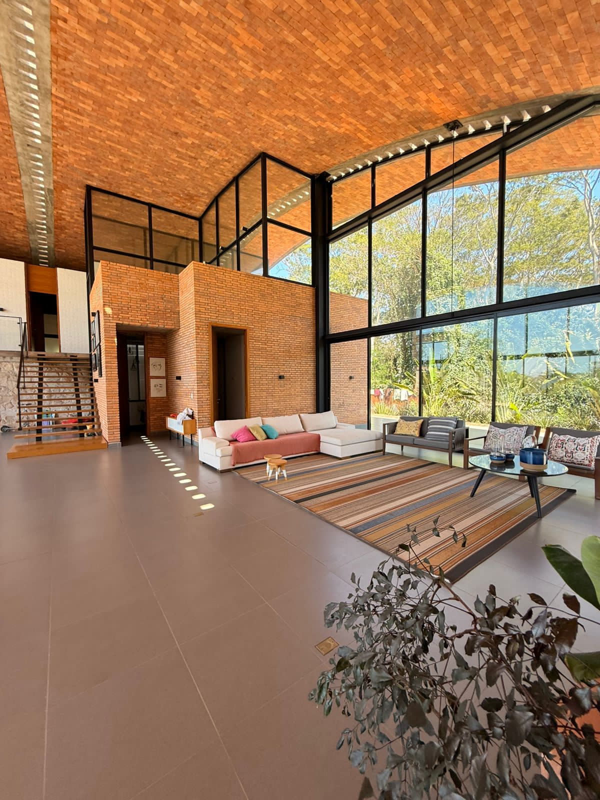 En venta residencia de lujo en surubi’i – Mariano Roque Alonso