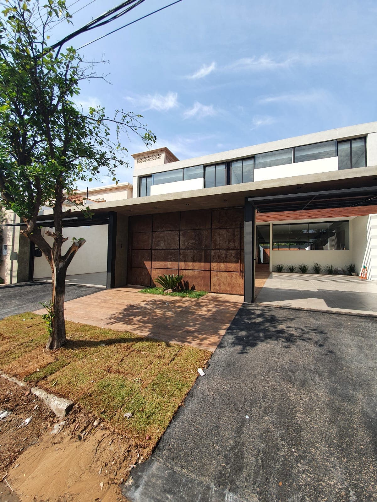 Alquilo hermosa casa pareada en mburucuya 300 m²