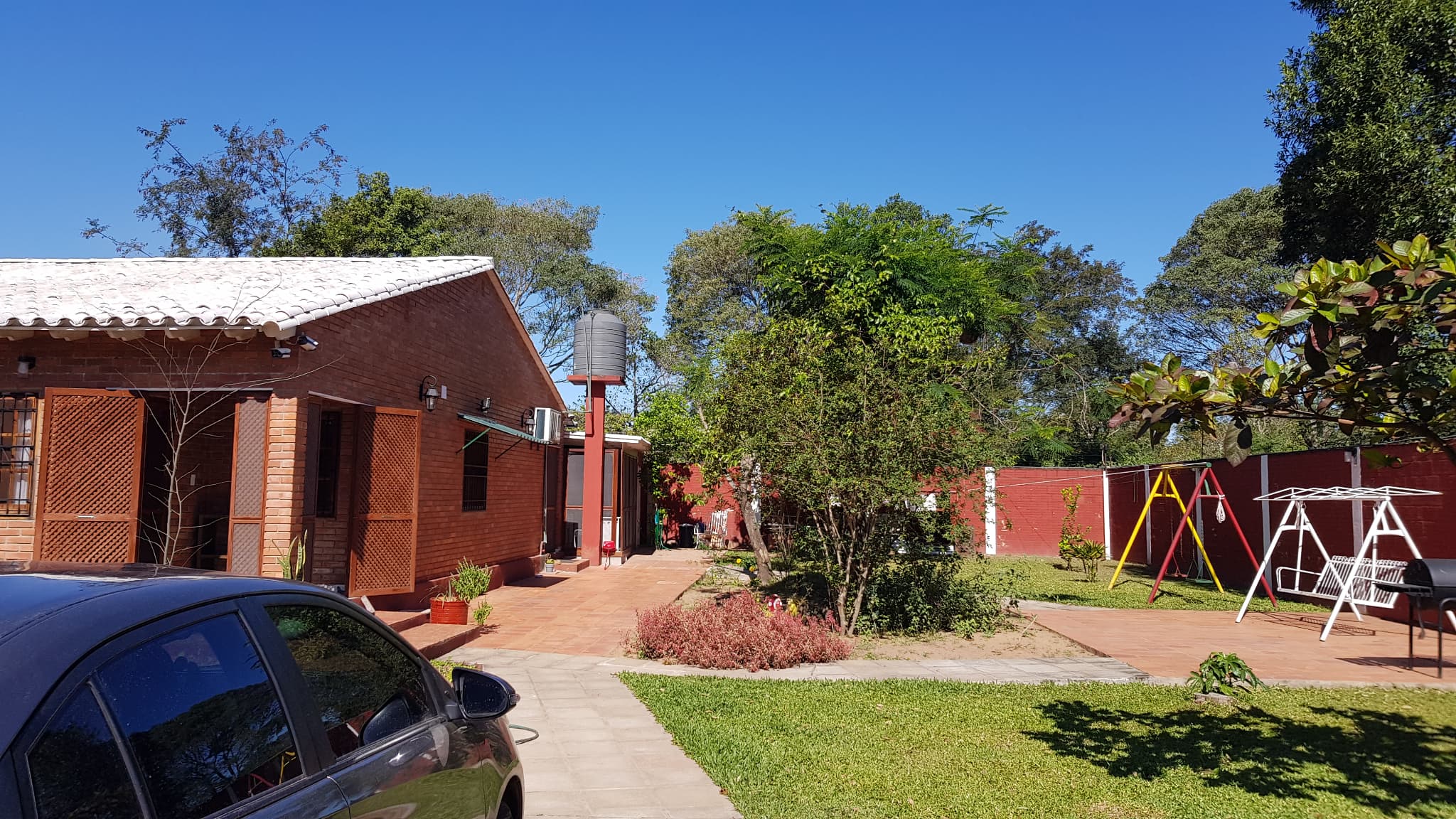 Residencia Amoblada En Ypacaraí: S/ruta, Seguridad, Predio De 720m² Amurallado — foto 1