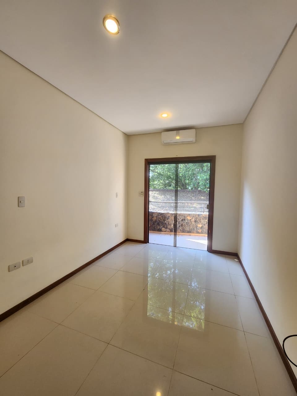 Amplio dúplex en alquiler- barrio mburucuya — foto 3