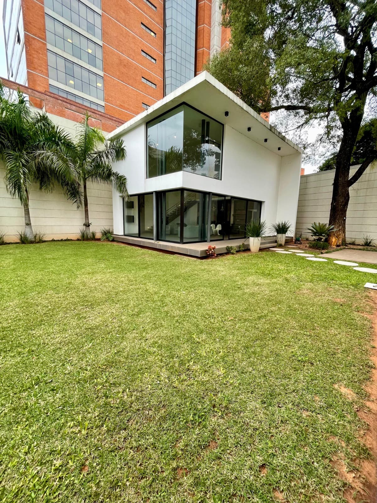 Lujosa residencia en el barrio las mercdes a 9.500 usd - 4 dormitorios — foto 5
