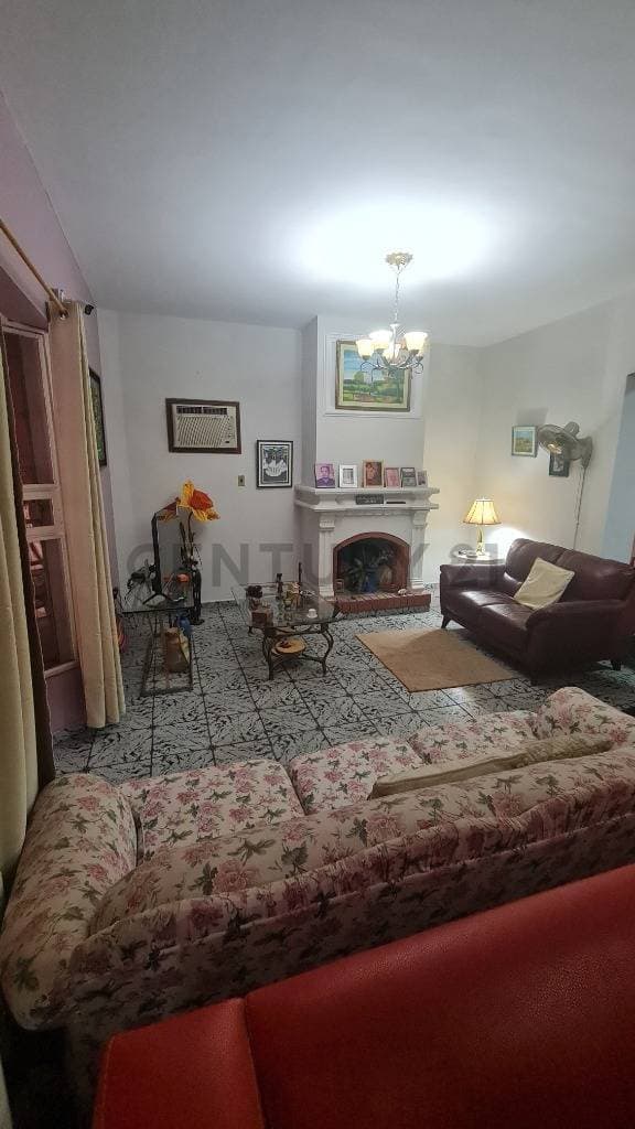 Casa En Venta En Barrio Las Lomas – Amplio Terreno Frente A Plaza
