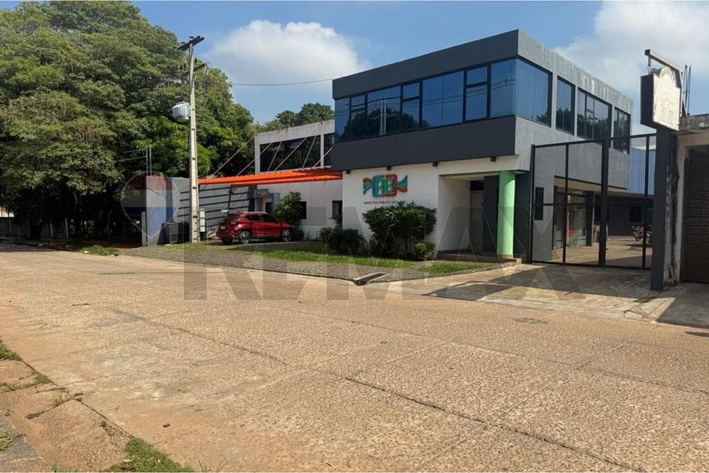 Propiedad comercial e industrial en limpio, foto 3