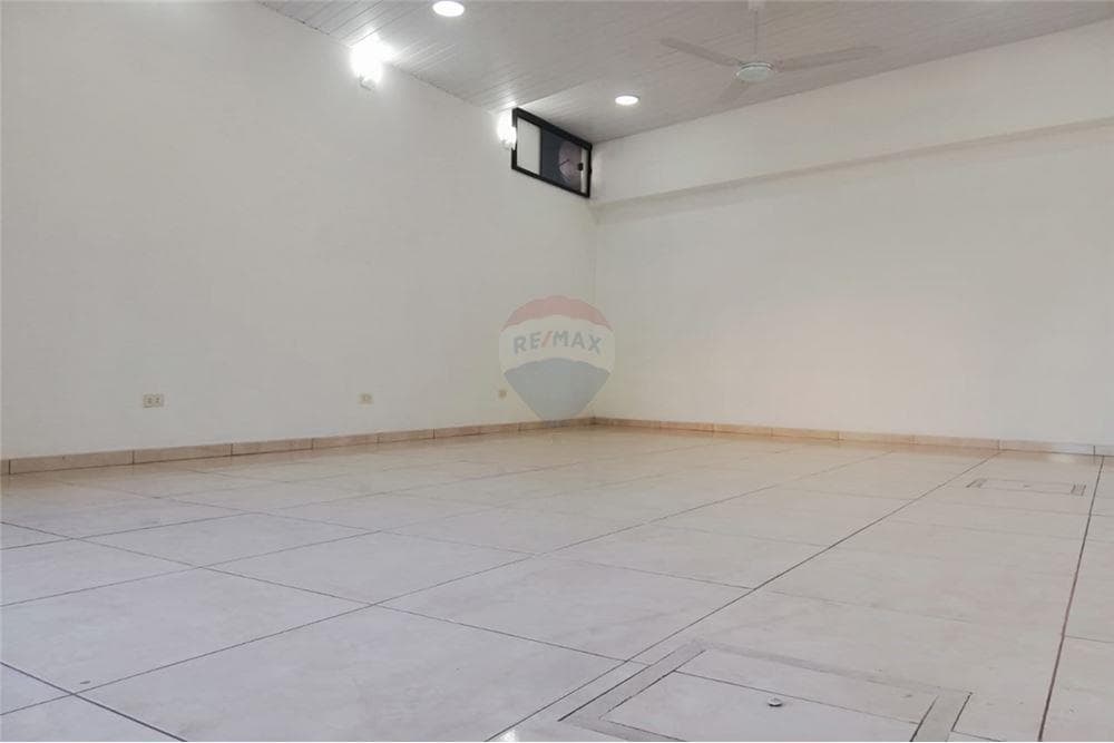 Salon comercial sobre la avenida fernando!! — foto 4