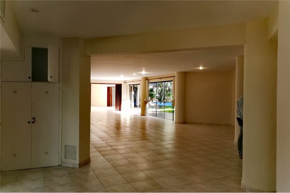 En Alquiler Lujosa Residencia Zona Los Laureles, foto 2