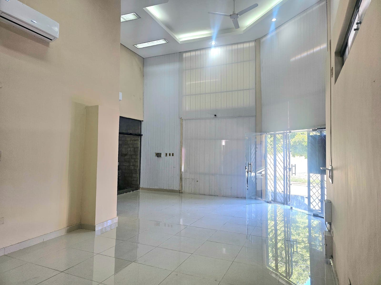 Salon Comercial O Depósito En Esquina Zona Barrio Obrero, foto 3