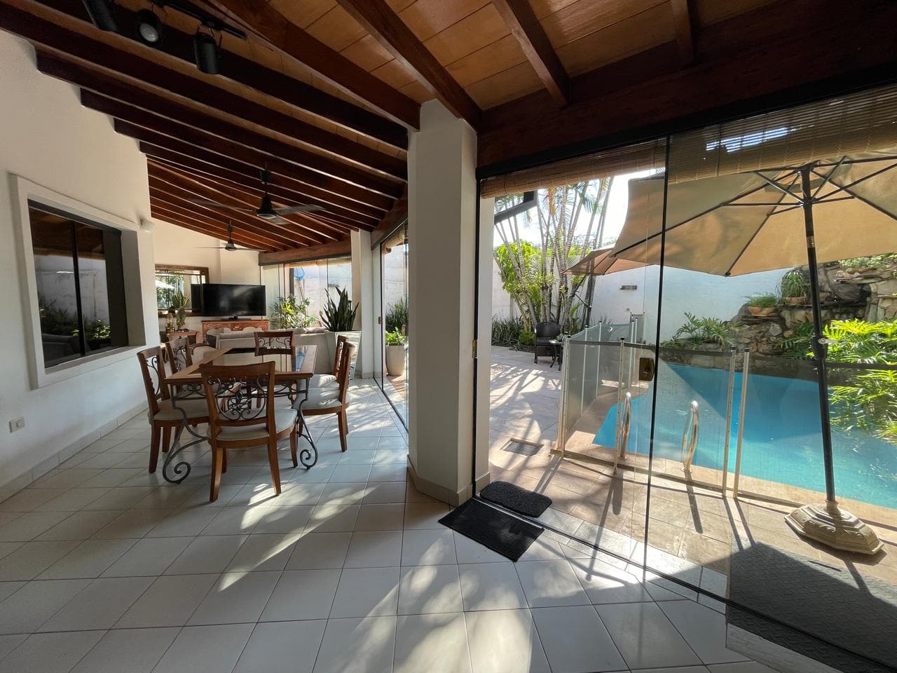 Hermosa casa en alquiler – barrio residencial en Asunción, foto 2