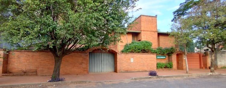 Casa 3 Dorm. + área Serv. + Piscina Z/ Fortaleza Boggiani (CóD. 1271) — foto principal