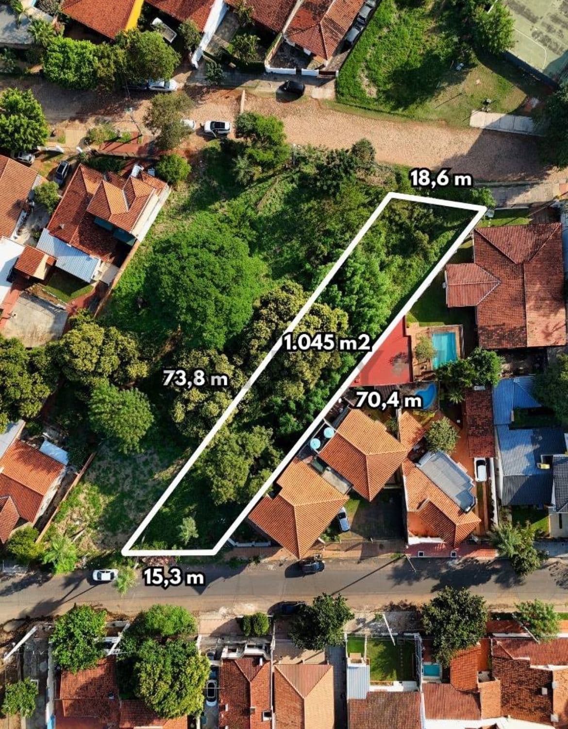 Vendo amplio terreno con salida de calle a calle zona cacique Lambaré