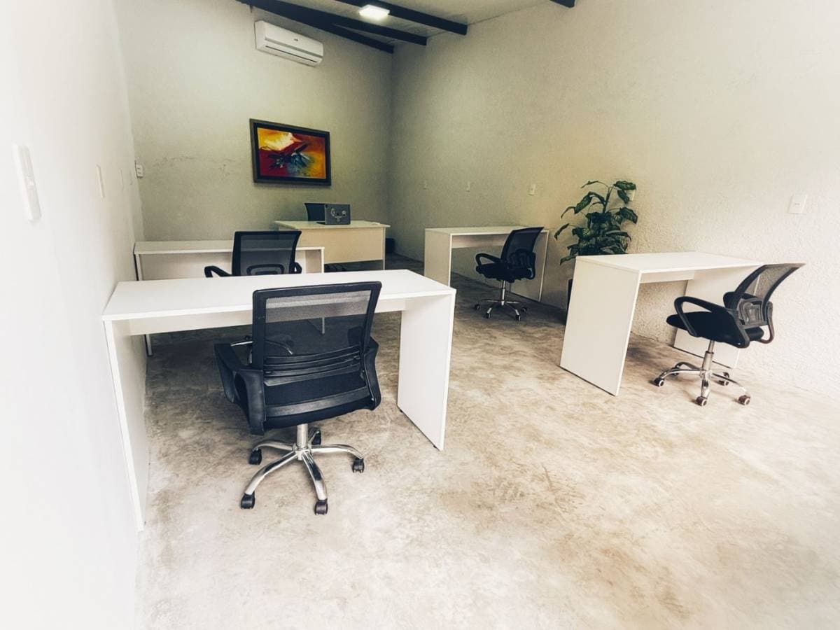Amplia Oficina Privada En Alquiler En Complejo - ID-40181