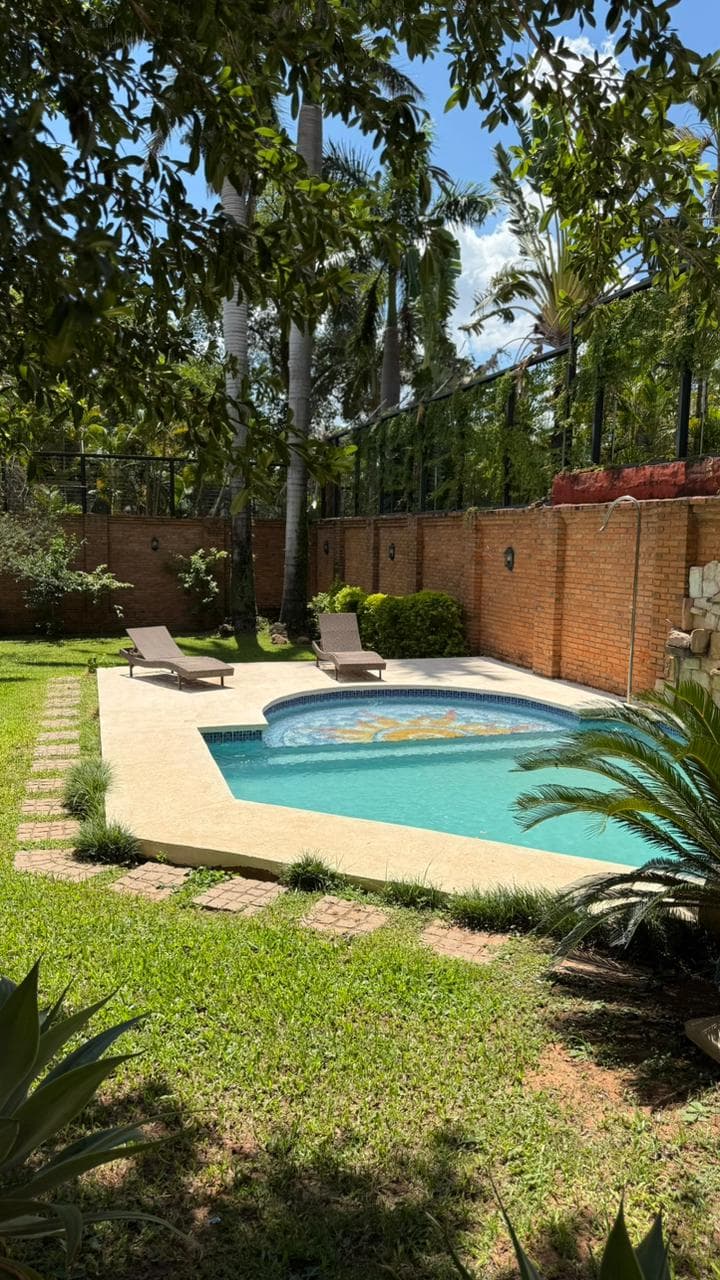 Alquilo hermosa residencia barrio mburucuya