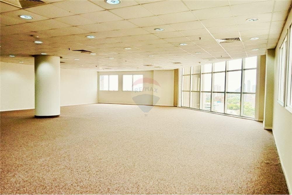 Alquilo oficina en el wtc 215 m2