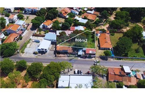 Amplio terreno de 866 m² en zona residencial de loma pyta - asunción