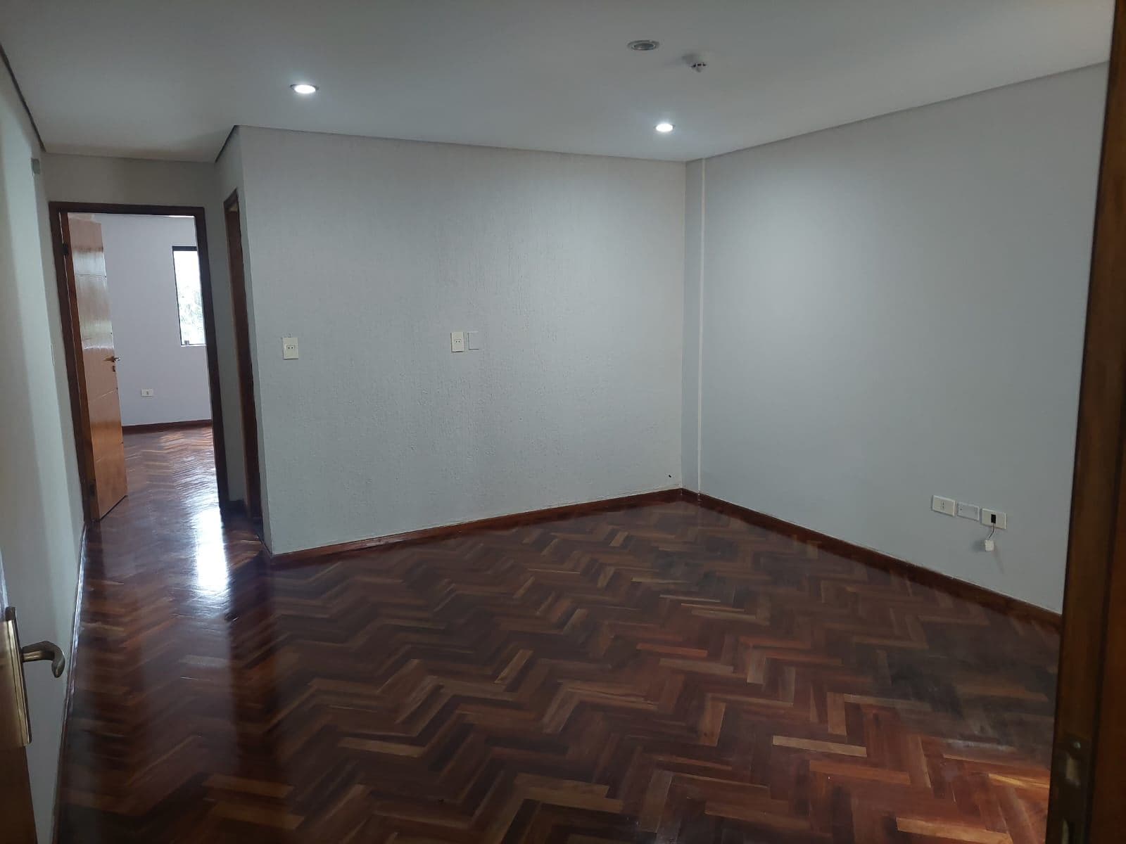 Oficina en alquiler ubicado en Villa Morra, foto 4