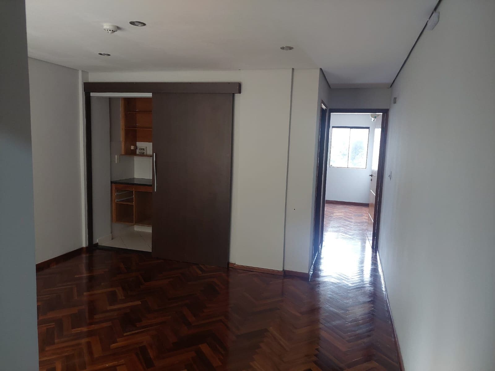 Oficina en alquiler ubicado en Villa Morra, foto 4