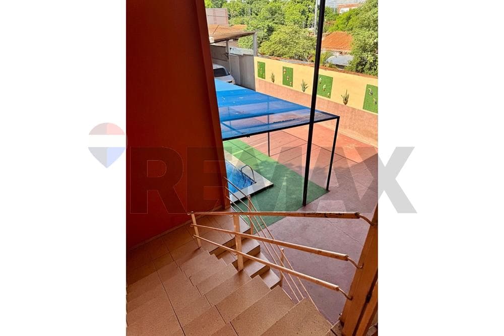 Casa con salón comercial, piscina y quincho