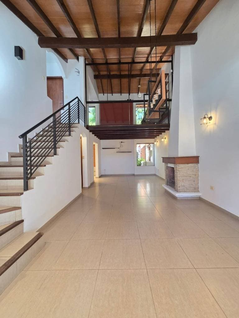 Residencia en venta barrio mcal. Estigarribia, zona casa rica los laureles, foto 3
