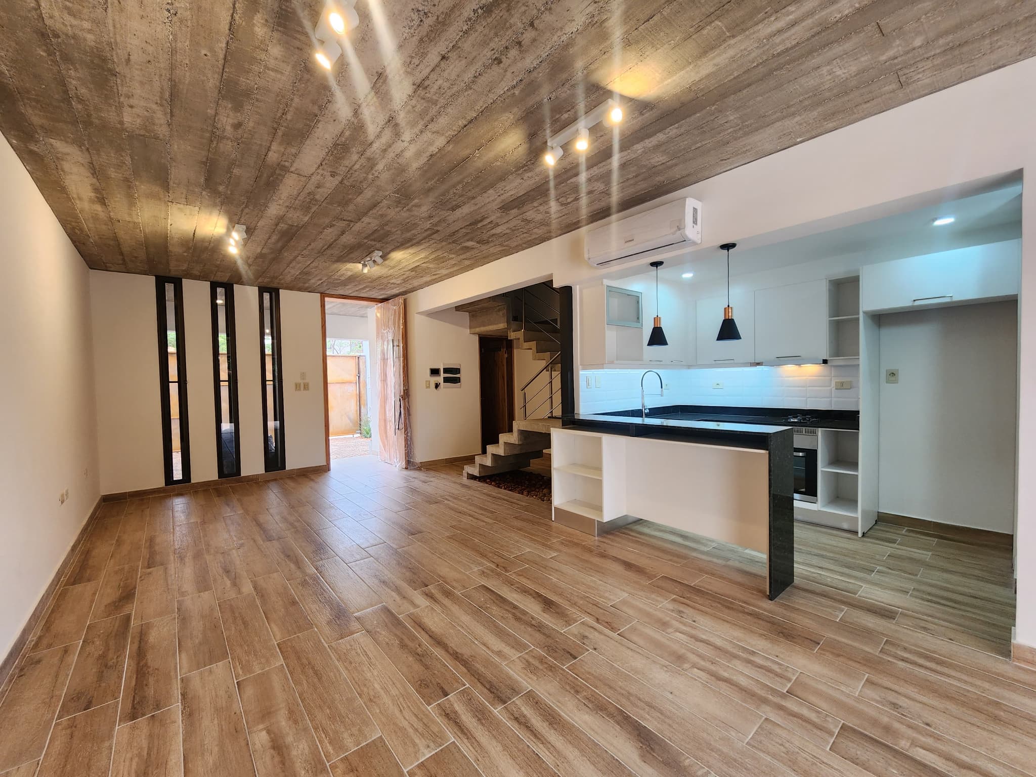En Alquiler - Hermoso Duplex Con Amplio Jardin Zona Peron, foto 1