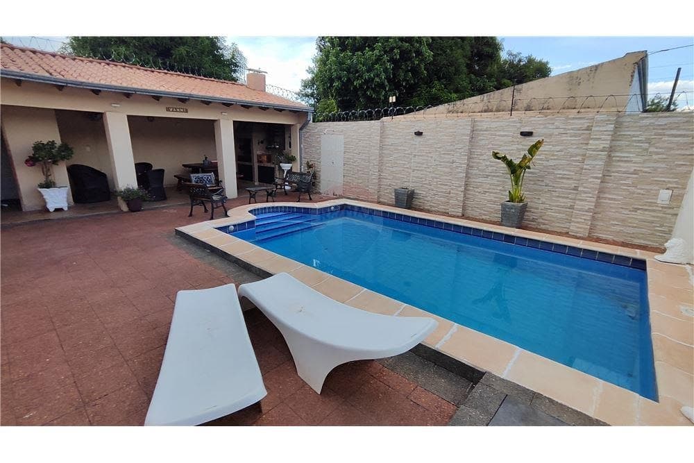 Casa en Luque laurelty en esquina con piscina, foto 2