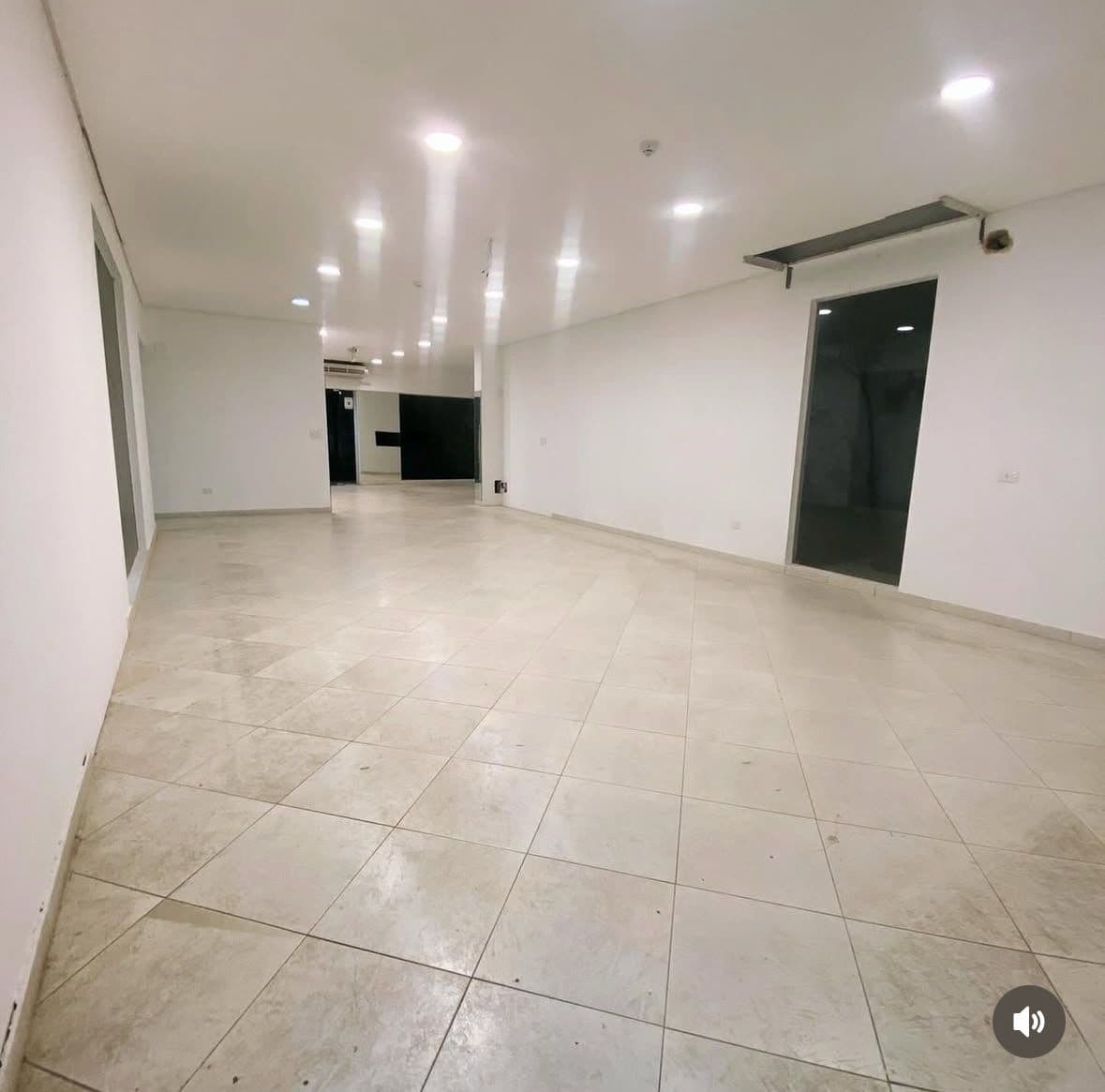 En alquiler amplio salon comercial sobre av boggiani, foto 4