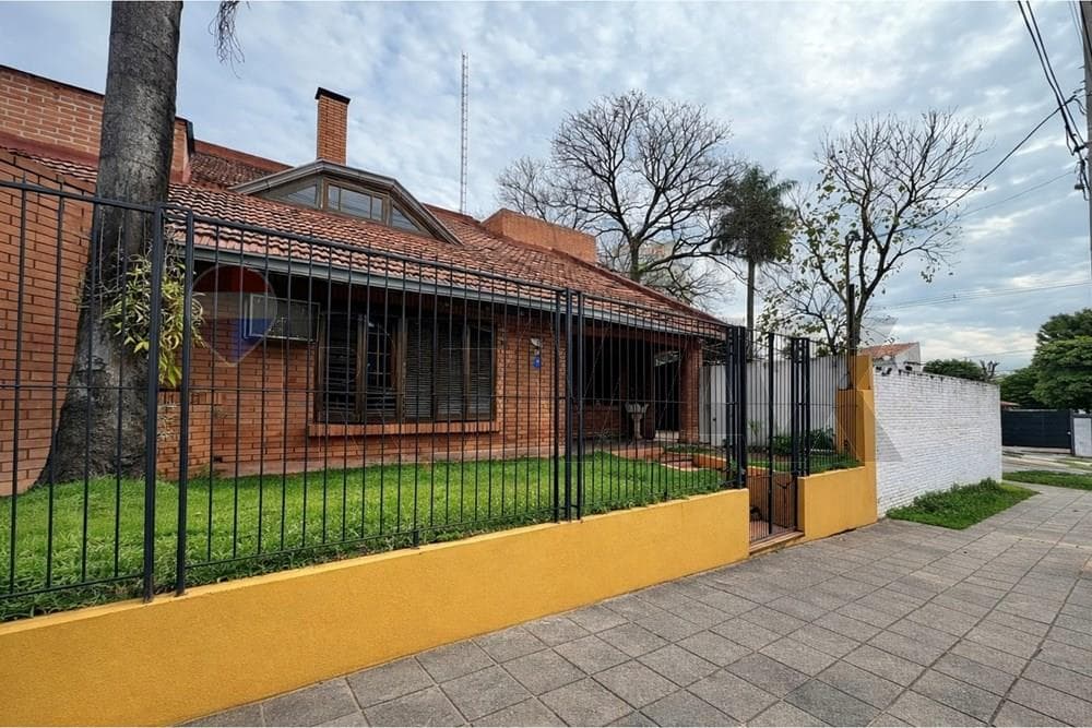 Casa + 946m2 de terreno en esquina de canall 13