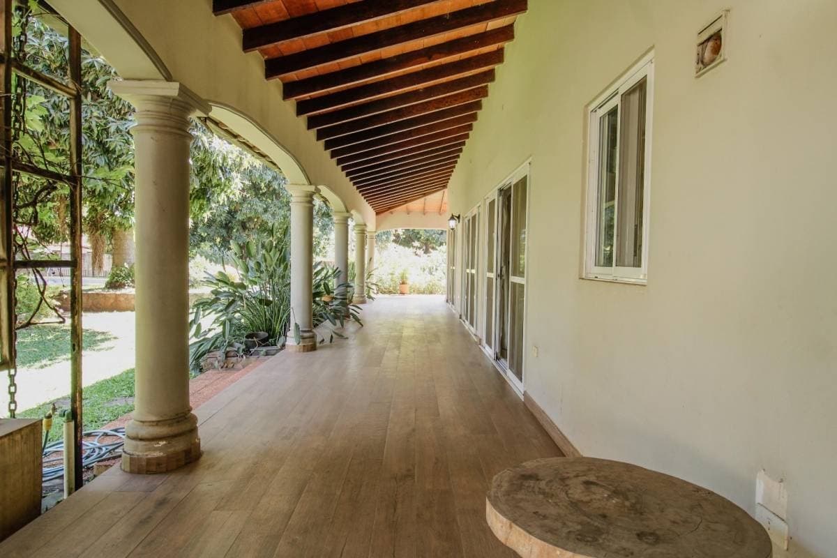 amplia residencia en barrio mcal. Estigarribia 1500 m2, foto 3