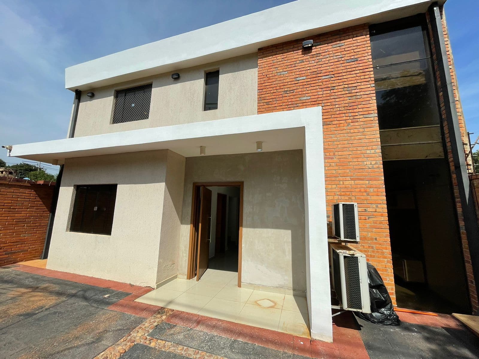 Alquiler de casa zona laurelty Luque