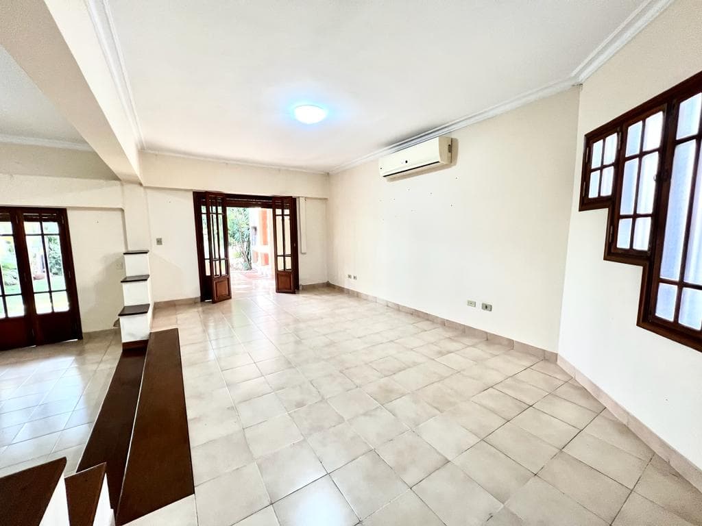 En Venta Amplía Casa En Esquina De 2 Plantas En Barrio Las Mercedes V084/, foto 2