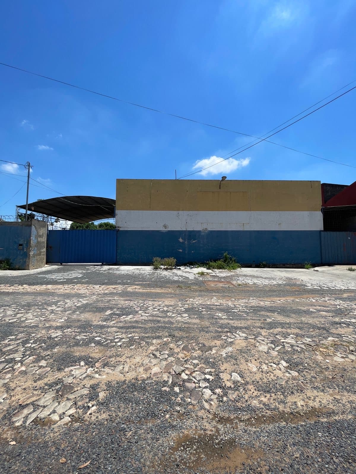 En alquiler depósito de 1080m2 con dos portones de acceso con oficinas