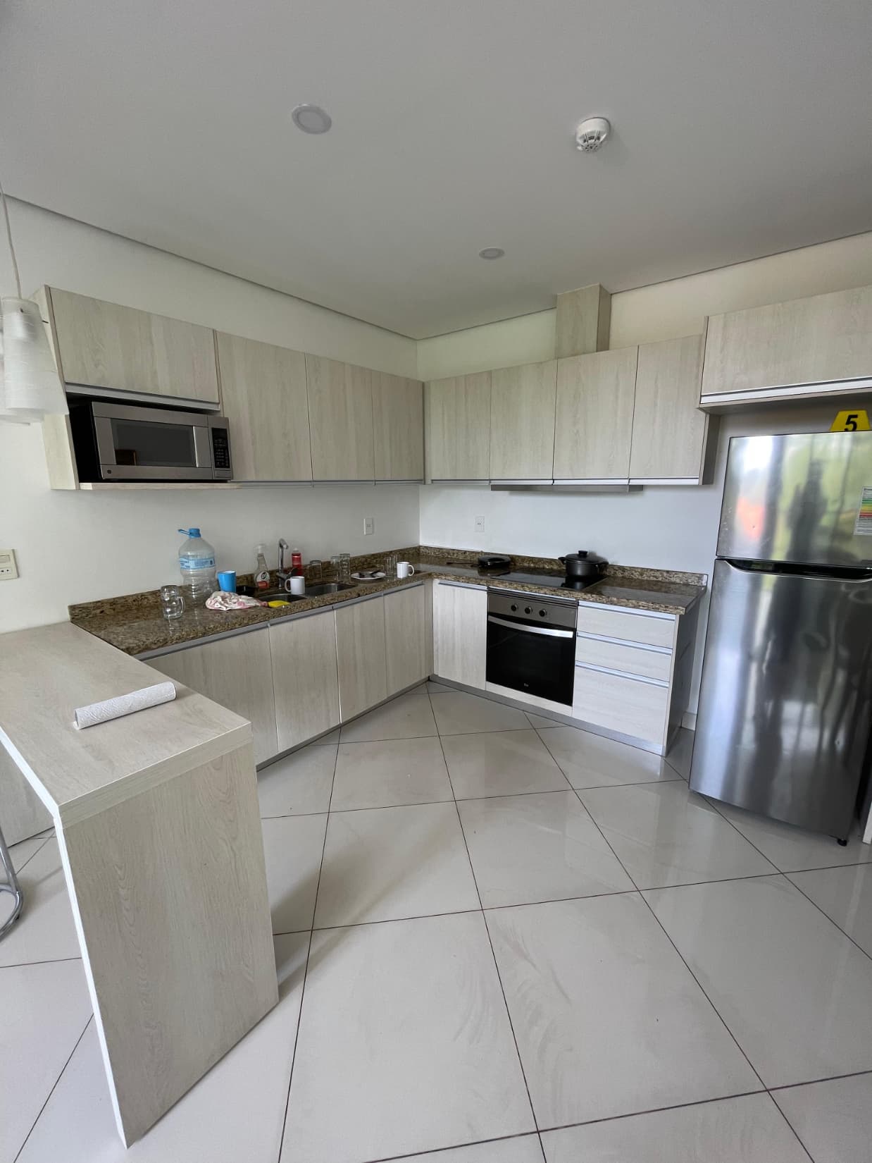 Villamorra, en alquiler departamento amoblado de 2 hab. En suite, con cochera — foto 2