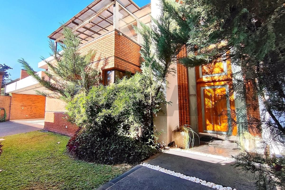 Vendo lujosa residencia en barrio top de asuncion