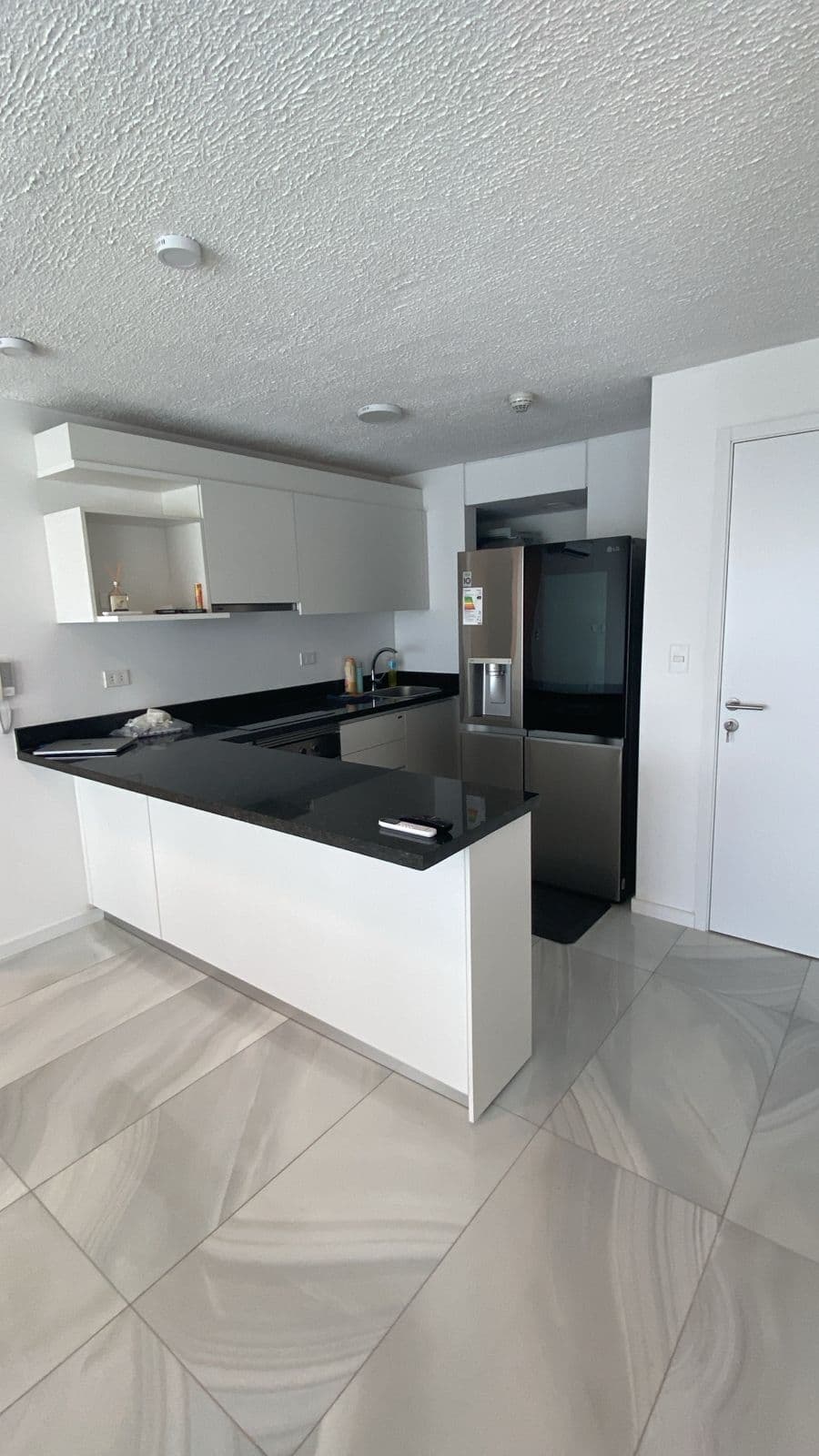 Alquilo penthouse amoblado en altamira surubi´i