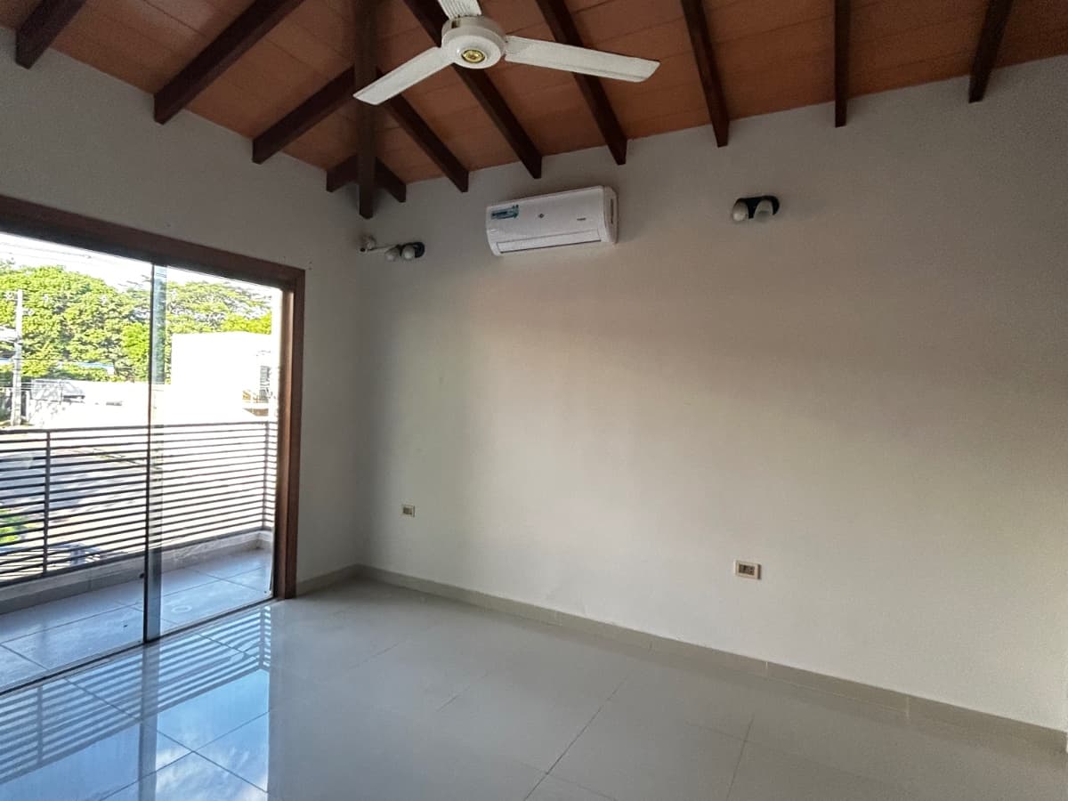 Duplex en esquina en barrio mbachio Lambaré, foto 5