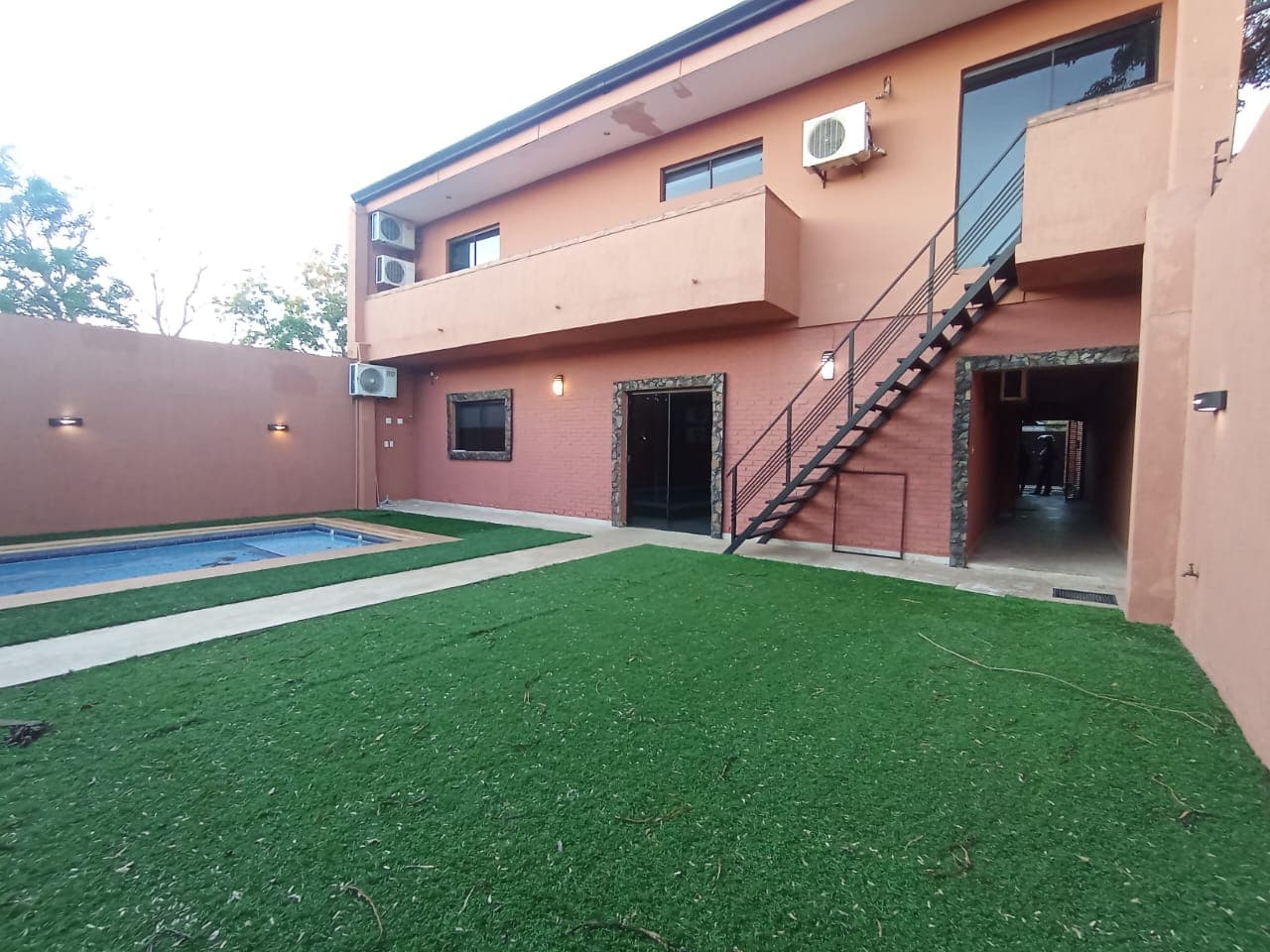 Alquiler de residencia con piscina en Lambaré