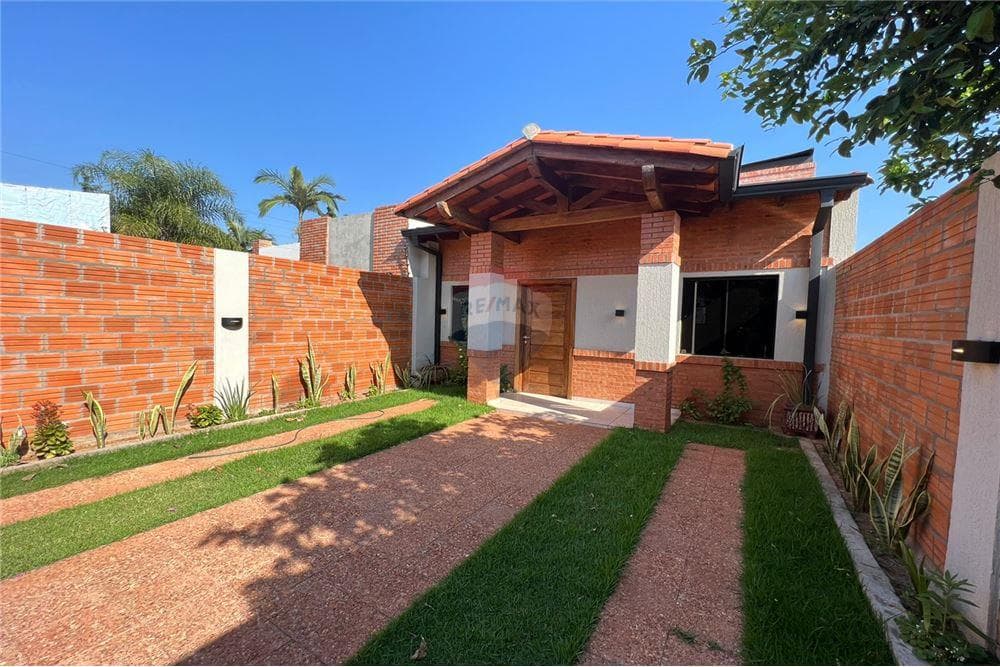 Chalet - Venta - Luque, Paraguay, invierte en un lindo hogar!