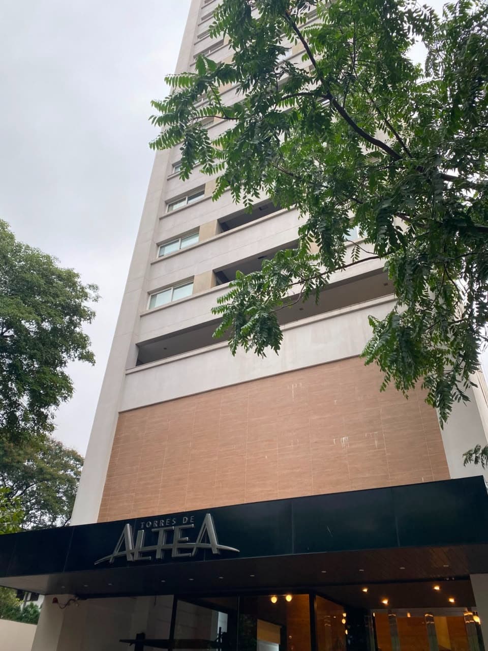 En alquiler hermoso y amplio departamento - torres de altea - id 50218