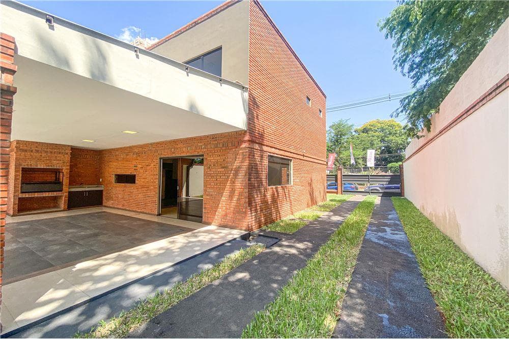 En venta amplia casa con piscina en Villa Elisa, foto 3